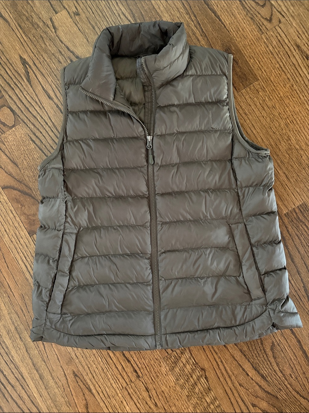 32 Degrees Quilted Puffer Vest in Olive Green. Size Large